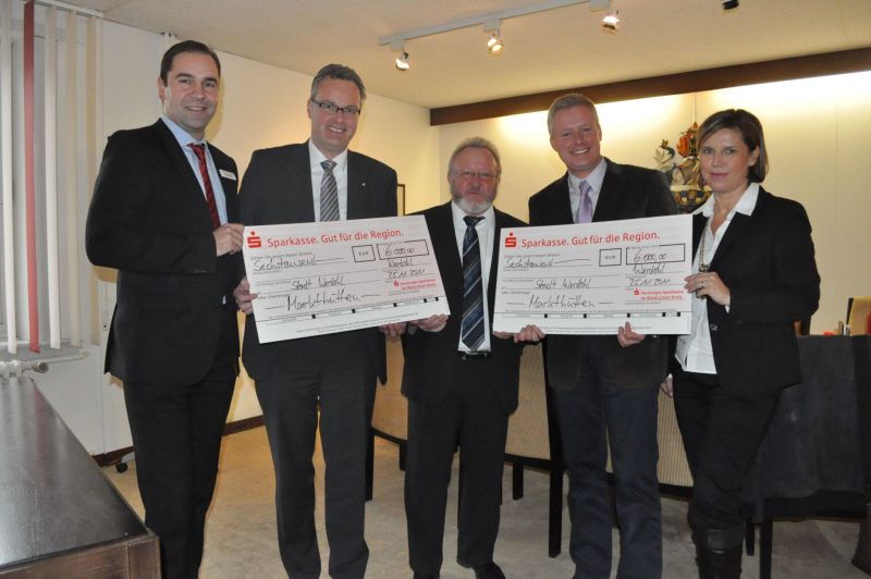 v.l. Tomislav Majic und  Mike Kernig (Sparkasse im MK), Bürgermeister Siegfried Griebsch, Ingo Wöste (Woge-Werdohl) und Susanne Macaluso (Stadtmarketing)  Bild: Süderlander Volksfreund