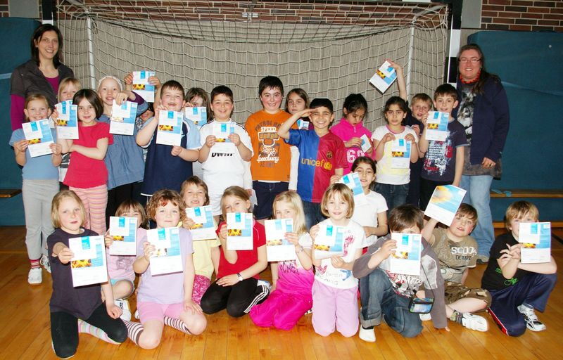 Nach dem Sportunterricht erhielten die Kinder der zweiten Klasse die Samentütchen samt Pflanz- und Pflegeanleitung