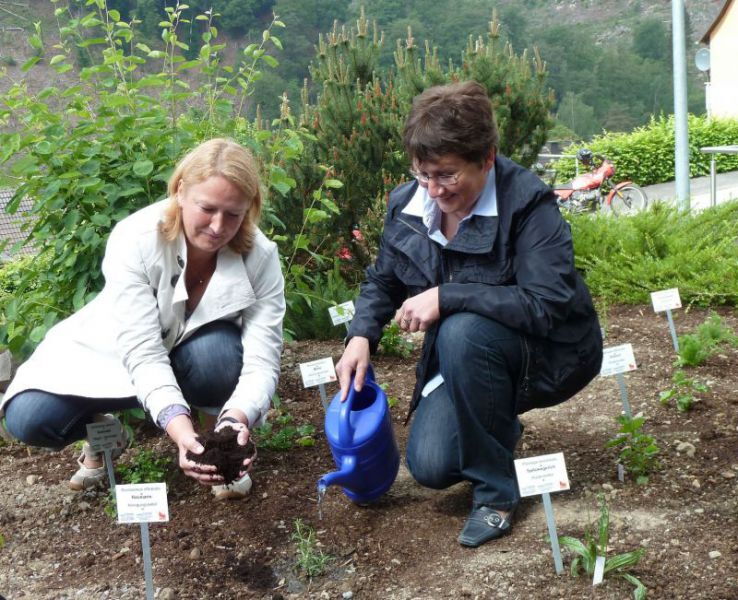 v.l. Silke Kreikebaum (WoGe Werdohl) und Ursula Fay (Stadtapotheke Werdohl)
