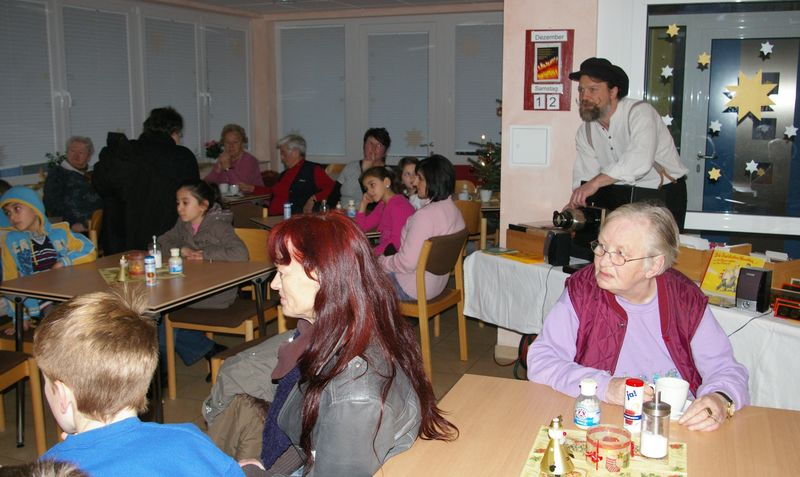 Mit seinen Bildern aus früheren Zeiten, gezeigt mit der Laterna Magica, faszinierte Peter Riecke die Besucher des Adventsbasars am 12. Dezember im NHZ