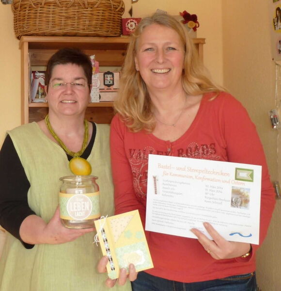 v.l. Karen Schmoll und Silke Kreikebaum freuen sich aufs Basteln