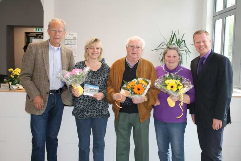 v.l. Unternehmensberater Helmut Schibilsky und die Gewinner von jeweils 5 Werdohler 10-ern, Yvonne Hanusa, Willi Hübner und Doris Heinrich sowie Woge-Chef Ingo Wöste