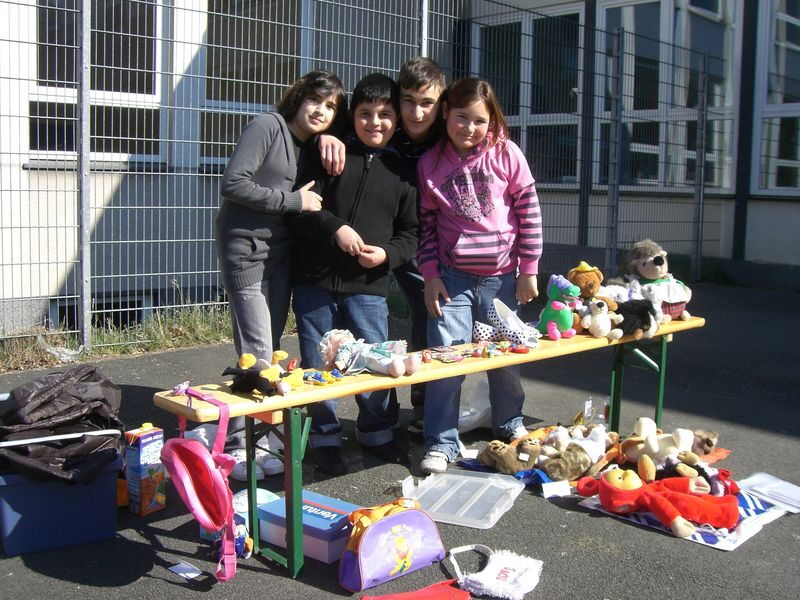 Fleißige Verkäufer auf dem Flohmarkt in Ütterlingsen