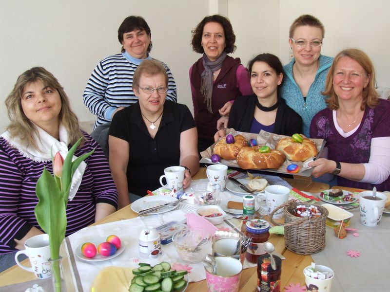 Leckeres Essen und tolle Gespräche beim Osterkaffeetrinken in der Ladenzeile in Ütterlingsen