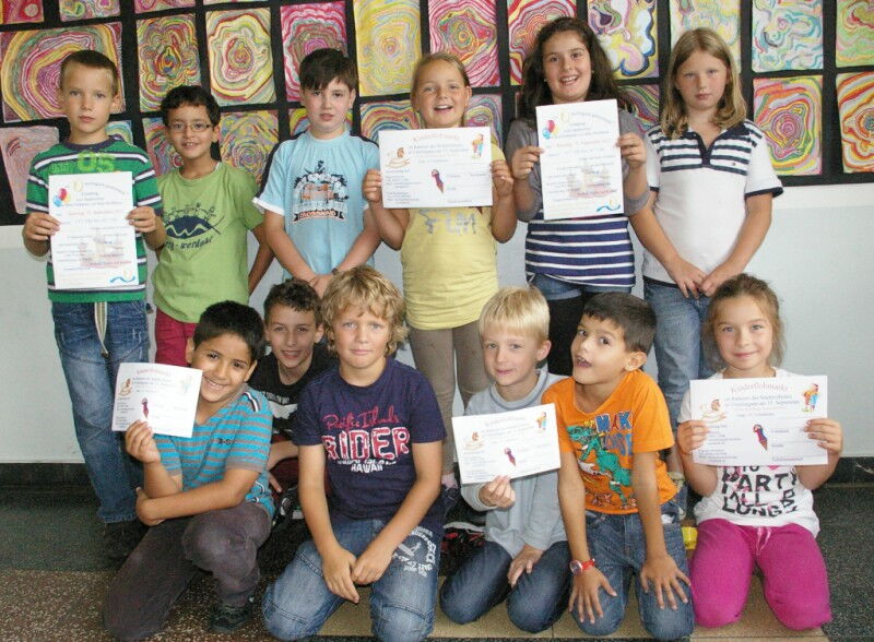 Schüler der Klasse 3a der Ev. Grundschule Ütterlingsen werben für das Stadtteilfest