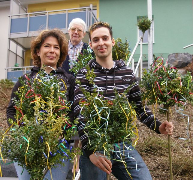 Mit Palmwedeln haben die Mitarbeiter des NHZ und die Bewohner den Treppenaufgang zur Betreuungseinrichtung einladend geschmückt