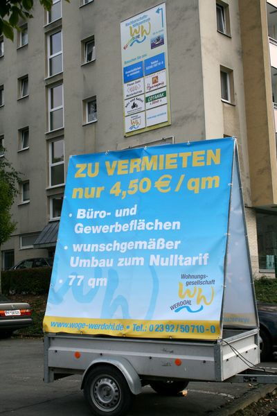 Informationen vor Ort an der Ladenzeile in der Ütterlingser Straße