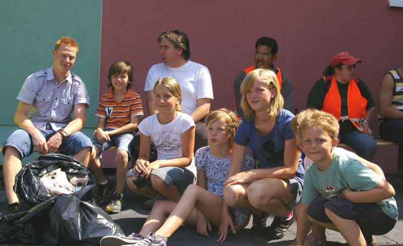 Aufstellung für das Pressefoto: Müllsammler in Ütterlingsen