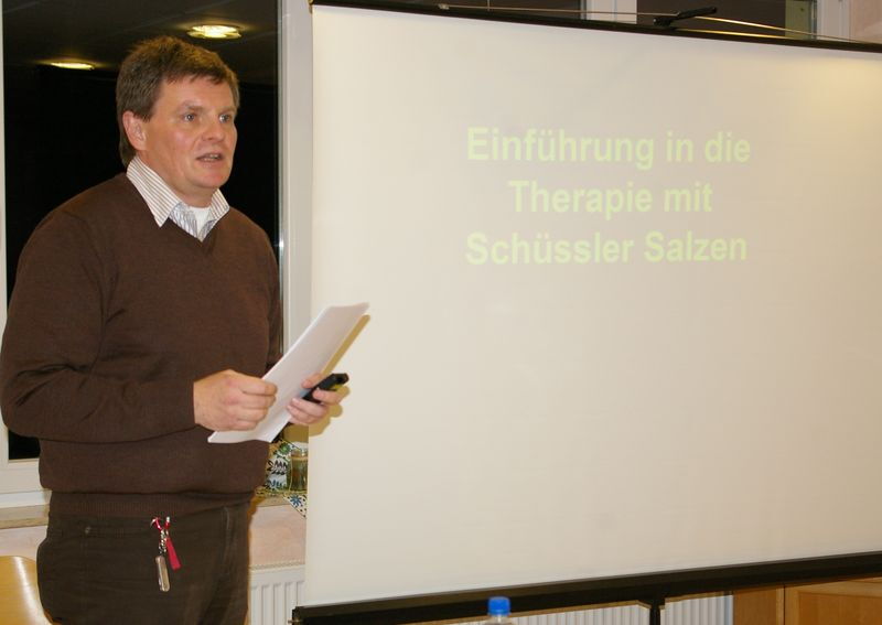 Dr. Gunther Fay bei seinem Vortrag am 2. November über Schüssler-Salze im Nachbarschaftshilfezentrum in der Danziger Straße in Ütterlingsen
