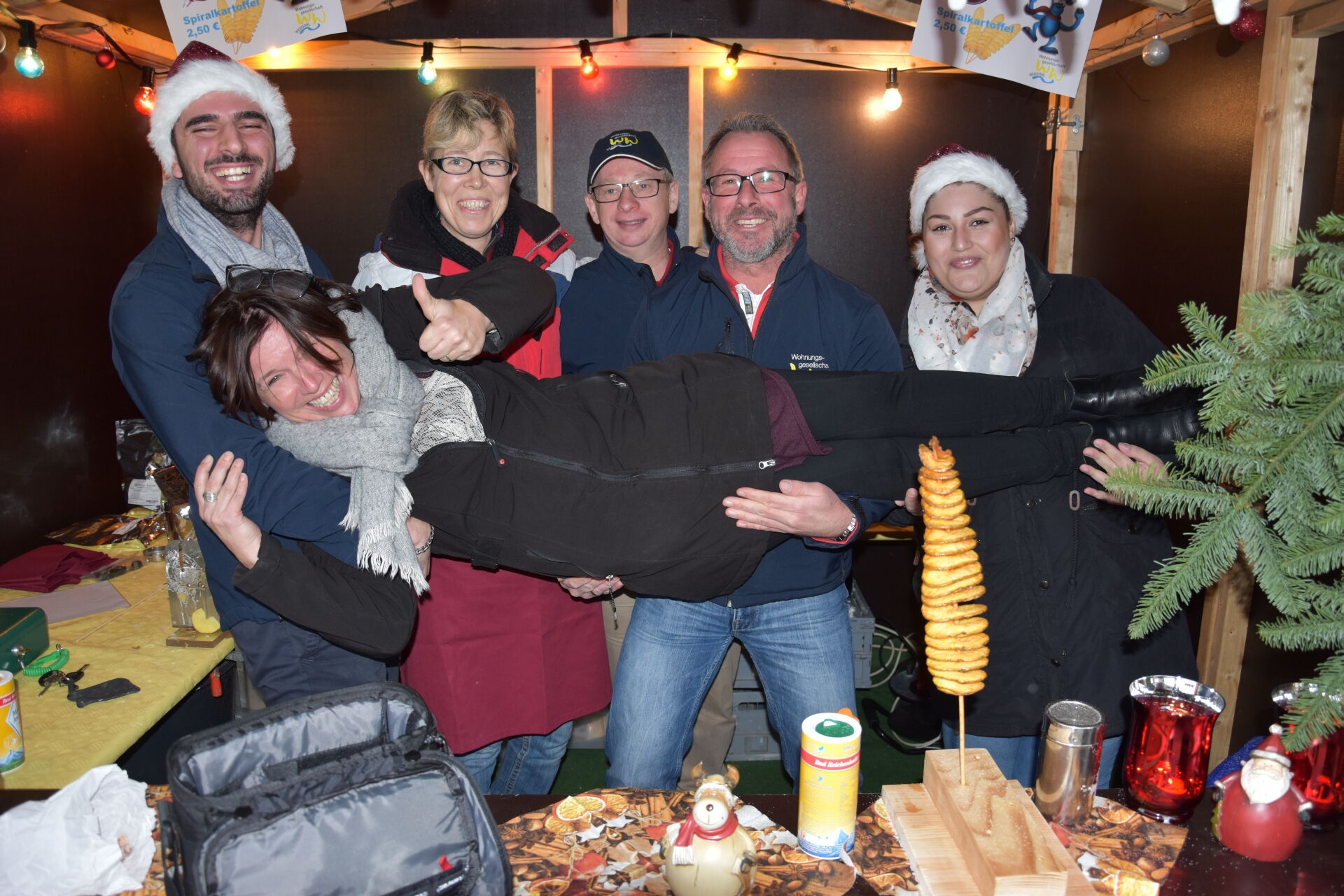 So schön kann Teamarbeit sein. V.L. Moritz Wöste, Marlis Behnke und David Schär