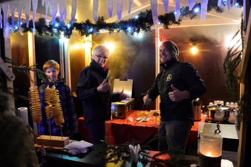 So schön kann Teamarbeit sein. V.L. Moritz Wöste, Marlis Behnke und David Schär