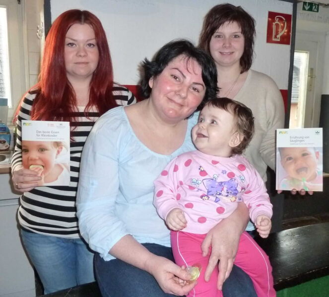 v.l.:Kinderpflegerin Anna-Katharina Reith, Mutter Katharina mit Tochter Sophia und Erzieherin Christina Henkes