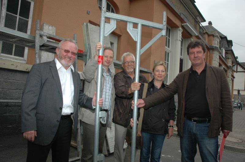 v.l. Bürgermeister Siegfried Griebsch, Markus Zanger, Projektleiter Wilfried Arlt sowei Jutta und Ralf Fiebig Bild: Süderlander Volksfreund