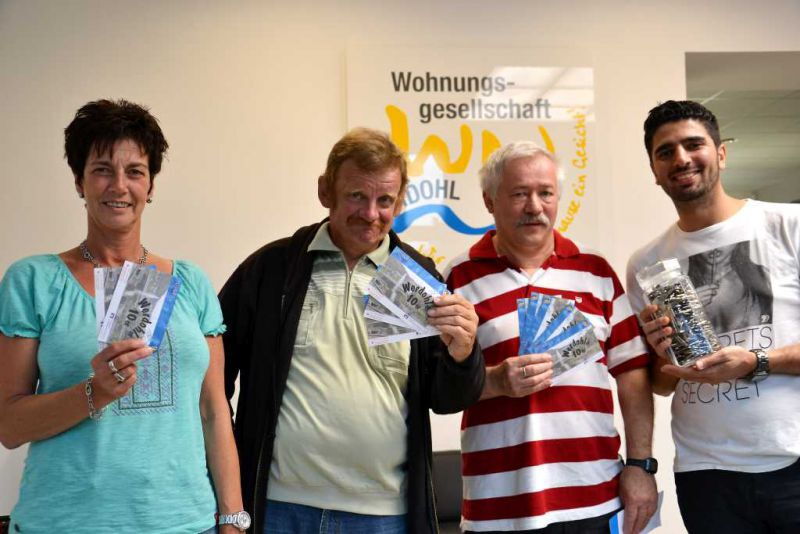 v.l. Mietbetreuerin Birgit König, die Gewinner Klaus Kahler und Walter Munzig sowie Mietbetreuer Ahmet Tasdemir