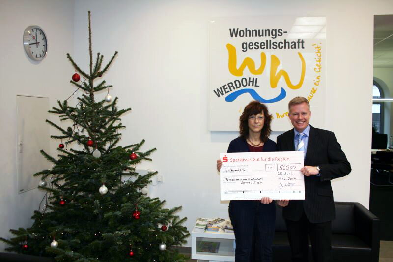 Spendenübergabe von Geschäftsführer Ingo Wöste an Dr. Anne Hermes