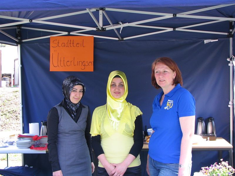 Meliha und Merve haben Stadtteilkoordinatorin Dilek Kaya und Quartiersmanagerin Silke Kreikebaum tatkräftig bei "Woge kulinarisch" unterstützt