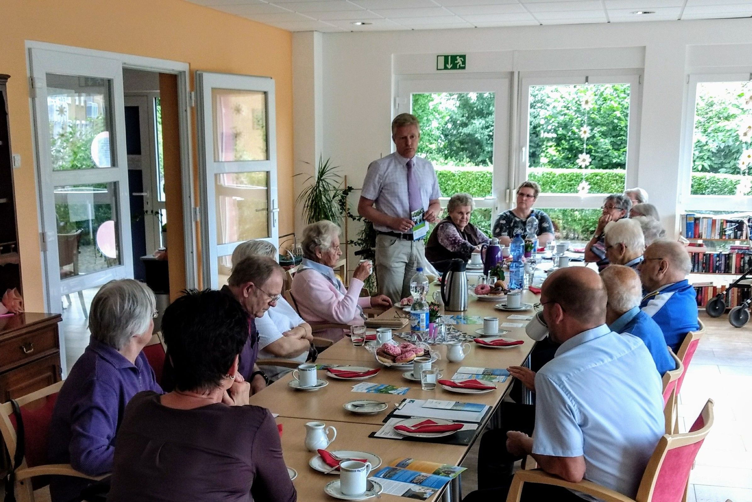 Ingo Wöste spricht mit den Mietparteien des Hauses, Iserschmittstraße 4