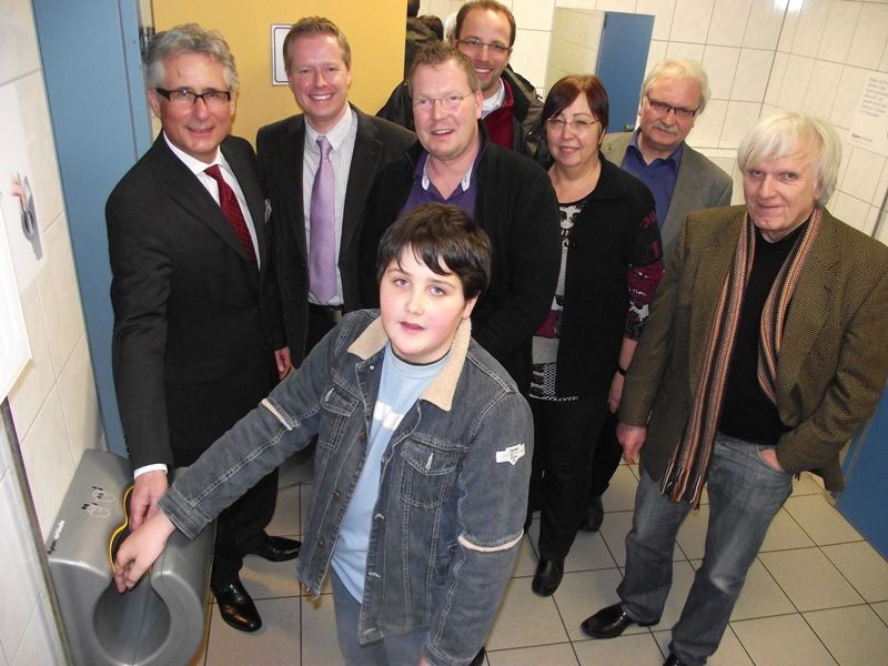 Sponsoren-Vertreter besichtigten gemeinsam die neuen Handtrockner in den WC´s der Schule