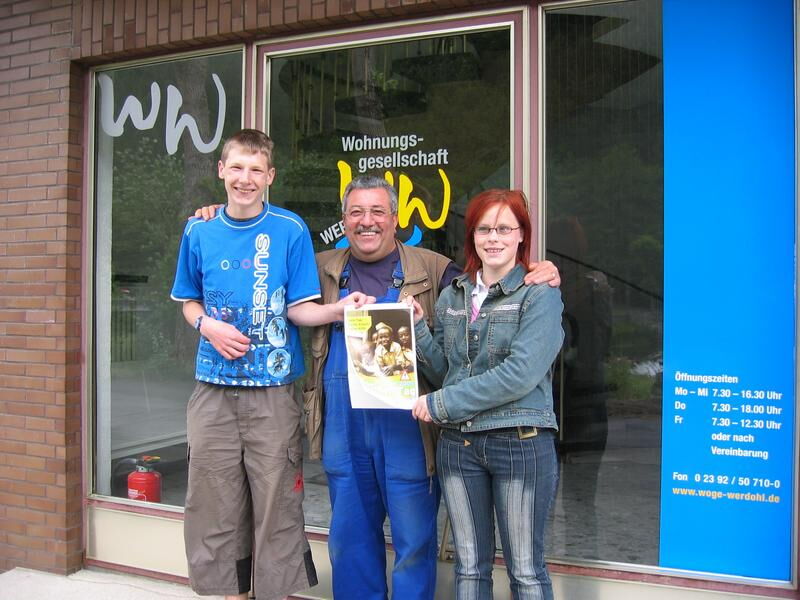 Michael Ferjantz und Jessica Stöckel mit Tischler Mario Polo nach getaner Arbeit