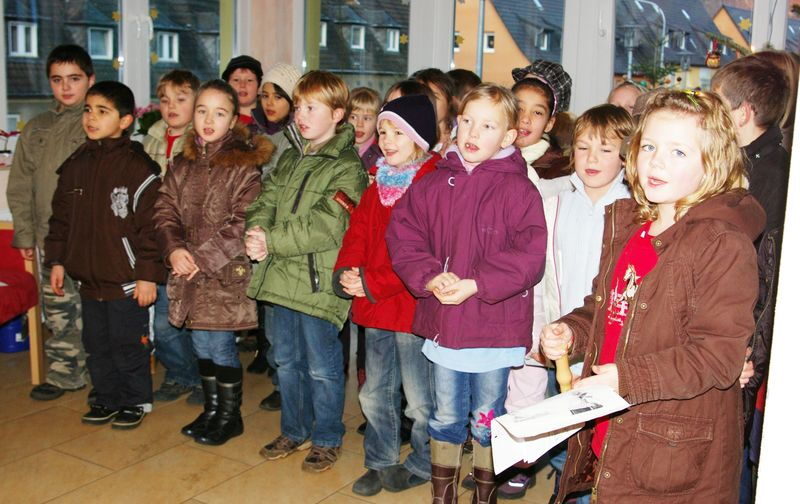 Die Kinder der evangelischen Grundschule bei ihrem Vortrag an einem Montag Morgen
