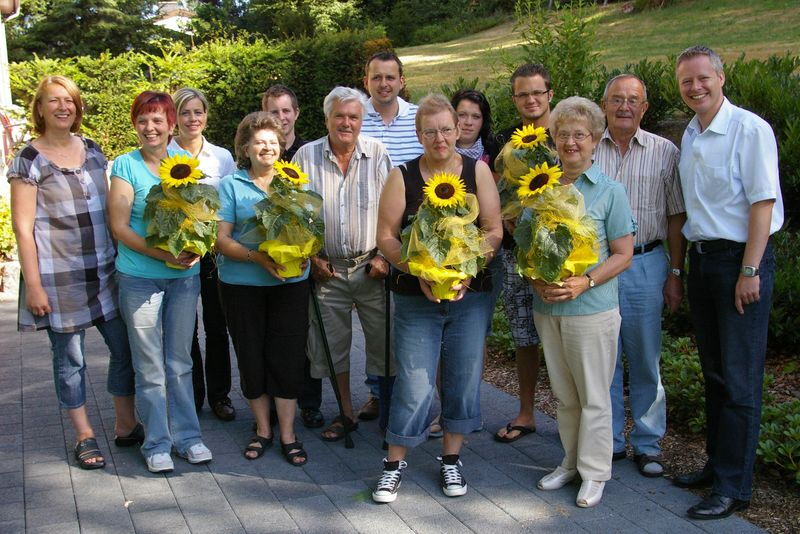 Neben den Sonnenblumen gesponsort von der Woge erhielten die Teilnehmer an der Balkon- und Terrassenaktion in Ütterlingsen noch Blumengutscheine und Stauden (Blumen Fromm), ein Enzianstämmchen (Blumen Römer) und ein Rosenstämmchen