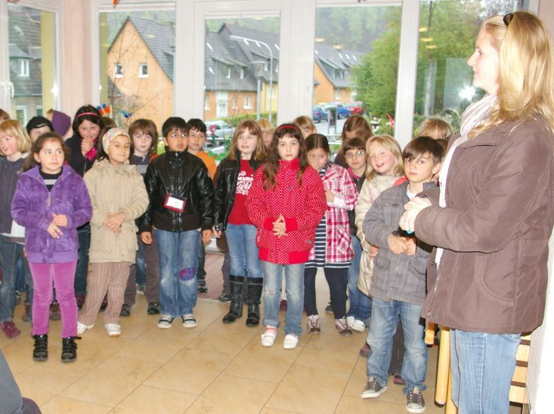 Die Schülerinnen und Schüler der evangelischen Grundschule machten den Bewohnerinnen des NHZ mit Frühlingsliedern und -gedichten eine Freude