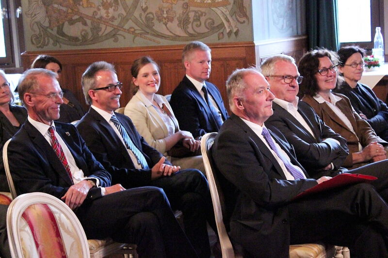 Woge-Geschäftsführer Ingo Wöste im Kreise der nominierten Teilnehmer / Bild: Thomas Krumm