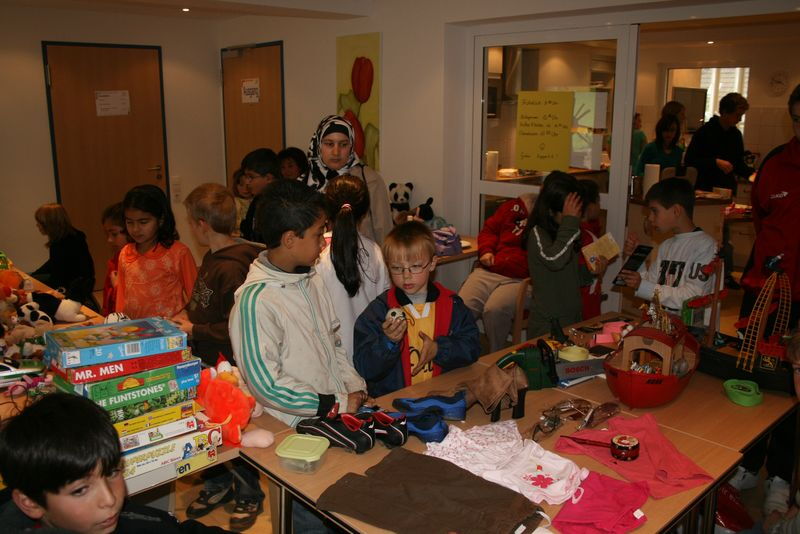 Fleißige Verkäufer und Käufer beim Kinderflohmarkt in Ütterlingsen