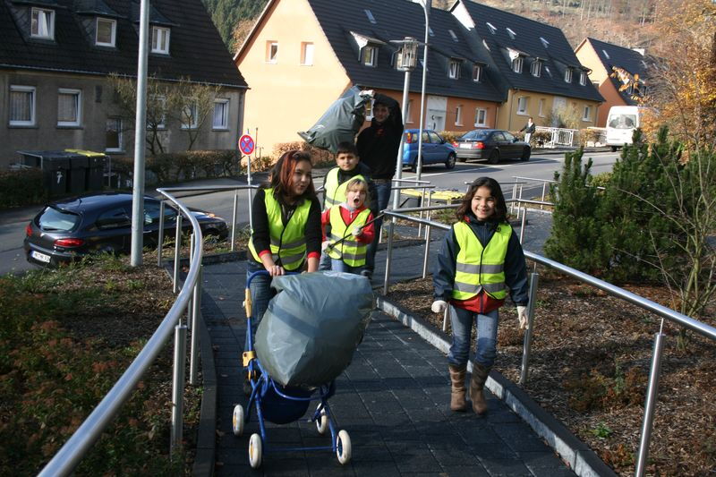 Fleißige Helfer fanden sogar ein Mittel zum Transport der schweren Säcke!