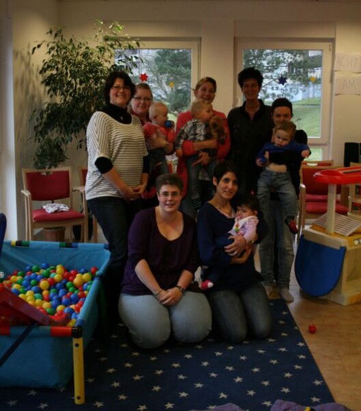 Mietbetreuerin, Birgit König (hinten rechts) in der Runde mit den Krabbelflöhen und deren Mütter