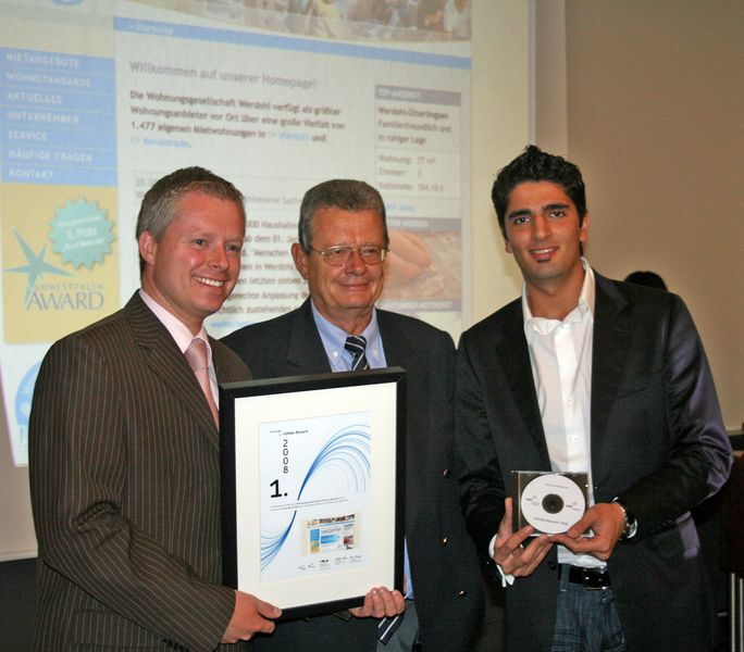 Verbandsdirektor Burghard Schneider (Mitte) übergab die Urkunde an WoGe-Geschäftsführer Ingo Wöste (l.) und Mitarbeiter Ahmet Tasdemir