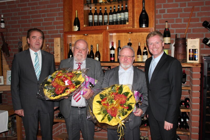 Verabschiedung Mitglieder des Aufsichtsrates Cornelius Böttcher und Siegfried Griebsch (Mitte) durch Herrn Wingen (links) und Herrn Wöste (rechts) während der Gesellschafterversammlung / Bild: Thomas Krumm Süderländer Volksfreund