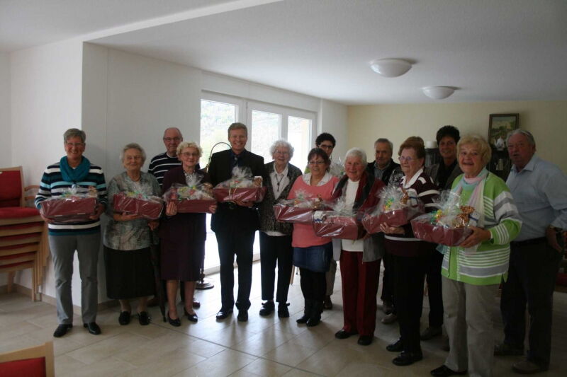 Die Mieter wurden geehrt. Als kleines Dankeschön erhielten die Jubilare einen Präsentkorb.